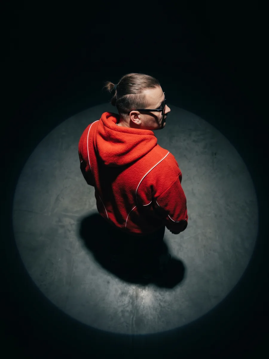 ScarnB von hinten im Spotlight